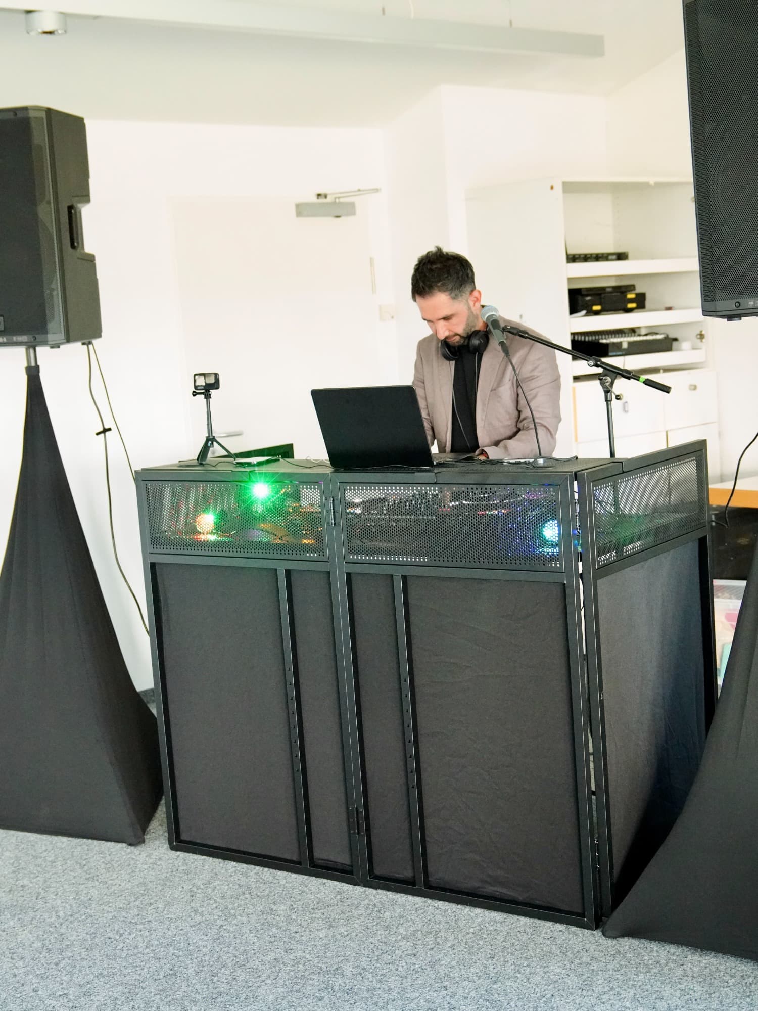 Veysel Durmuş an seinem DJ-Pult beim Soundcheck